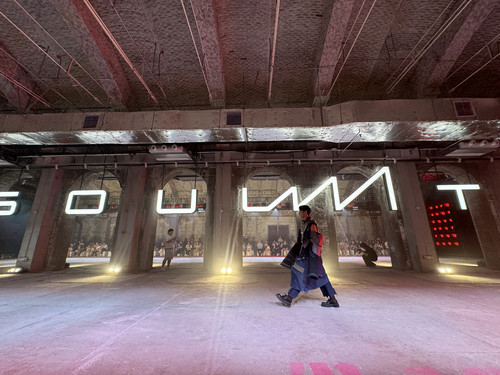 河北傳媒學院服裝大秀綻放織音1953時尚秀場